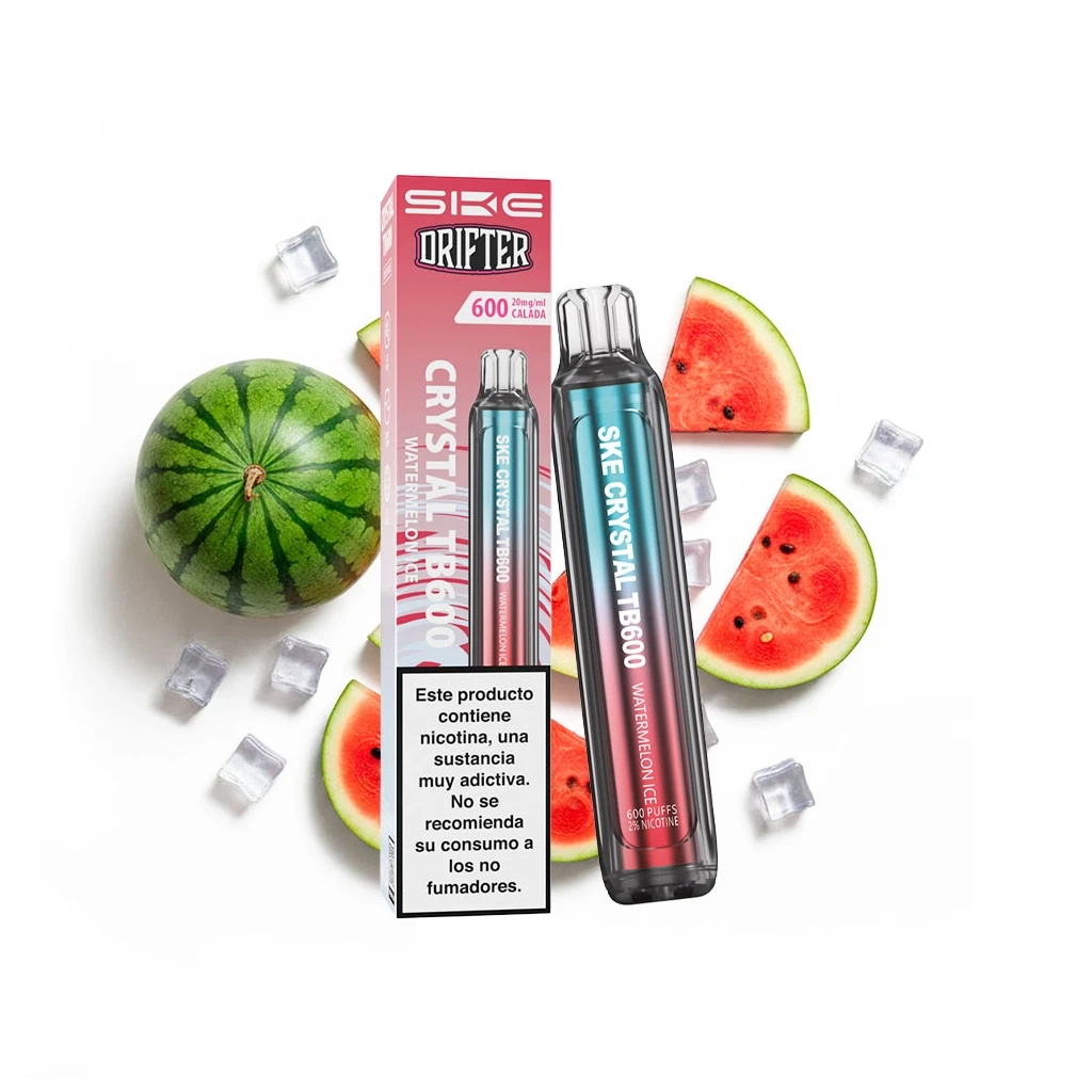 Vaper SKE x Drifter Crystal TB600 Watermelon Ice y su caja rosa, rodeados de sandía y cubitos de hielo sobre fondo blanco. Vaper SKE x Drifter Crystal TB600 Watermelon Ice y su caja rosa, rodeados de sandía y cubitos de hielo sobre fondo blanco.