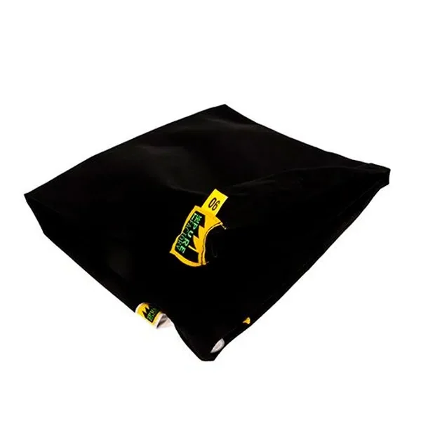 Bolsa de extracción Pure Factory negra y plegada, con etiquetas amarillas y una marca visible de 90 sobre fondo blanco. Bolsa de extracción Pure Factory negra y plegada, con etiquetas amarillas y una marca visible de 90 sobre fondo blanco.