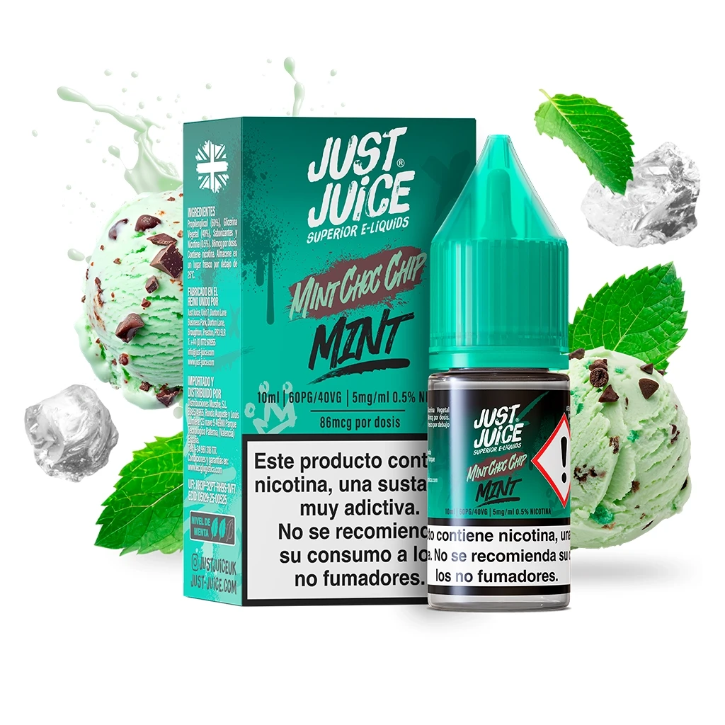 Frasco y caja turquesa Just Juice Mint Choco Chip, rodeados de bolas de helado con trozos de chocolate, hojas verdes y cubitos de hielo.