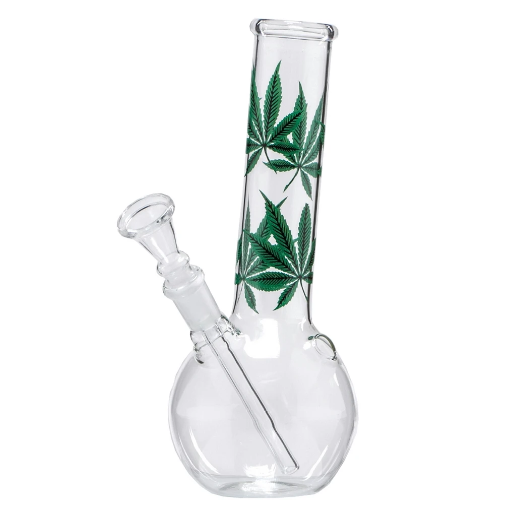 Bong de cristal transparente con base redondeada, cuello largo decorado con hojas verdes de cannabis y cazoleta lateral inclinada.