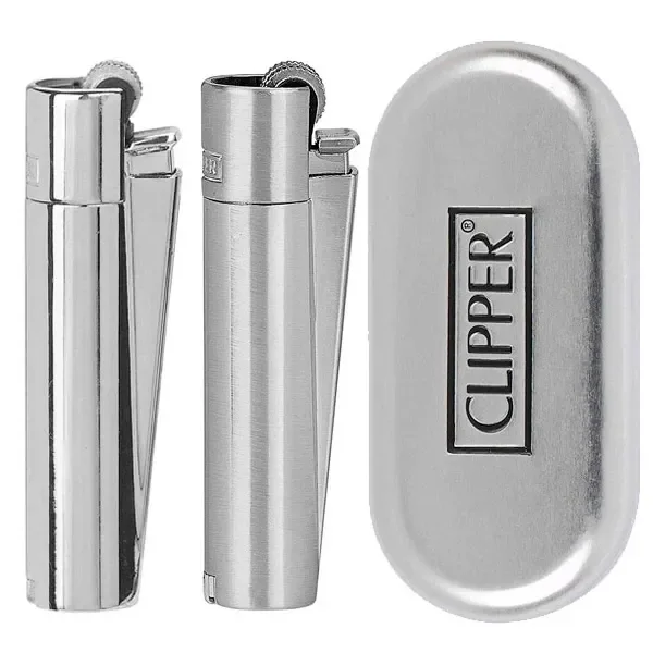 Mecheros Clipper Metal Classic en acabados plateados brillante y cepillado, junto a un estuche con el logotipo Clipper.