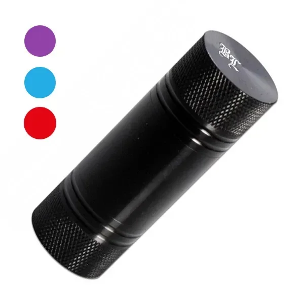 Prensa manual Black Leaf negra, de forma cilíndrica y extremos texturizados, junto a círculos morado, azul y rojo. Prensa manual Black Leaf negra, de forma cilíndrica y extremos texturizados, junto a círculos morado, azul y rojo.