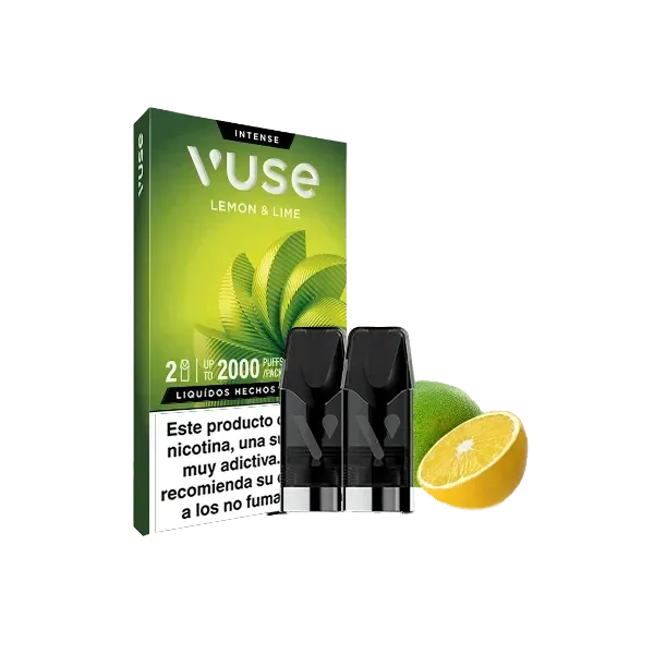 Pods negros Vuse Lemon & Lime delante de su caja verde, junto a una lima y medio limón sobre fondo negro.