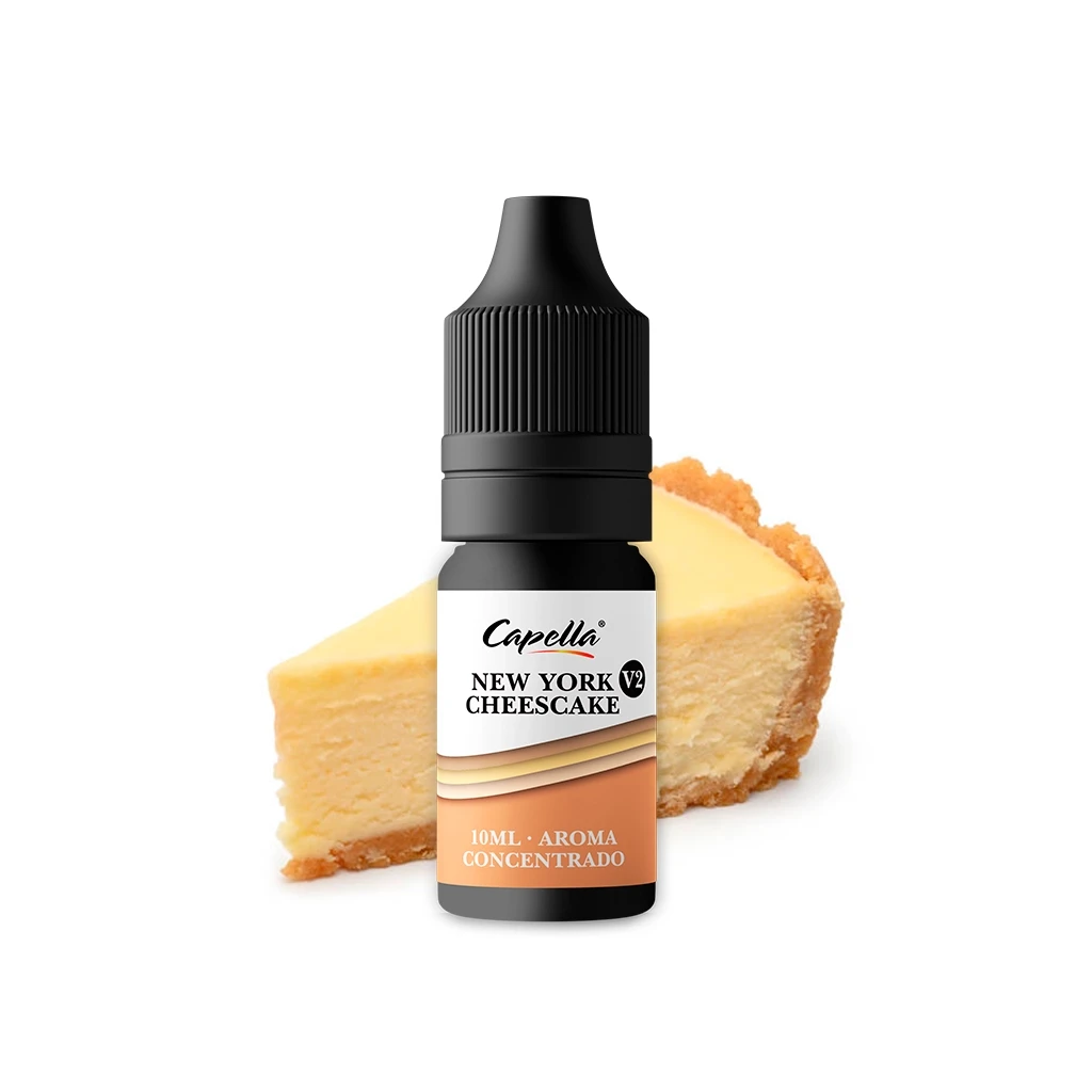 Frasco negro Capella New York Cheesecake V2 con etiqueta de aroma concentrado de 10 ml, delante de una porción de tarta de queso.