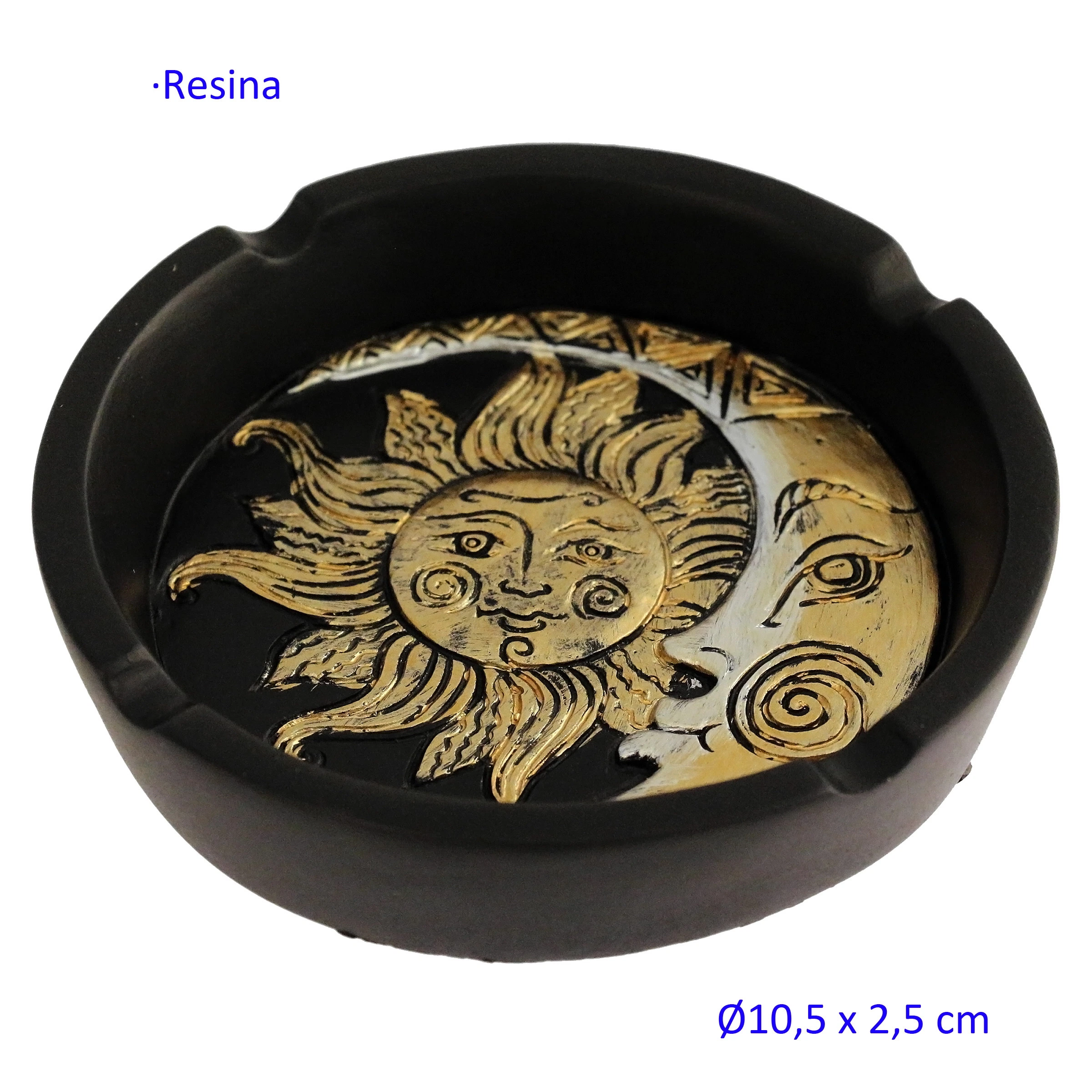 Cenicero negro redondo con muescas en el borde y un sol y una luna con rostros, decorados en tonos dorados sobre el fondo negro.
