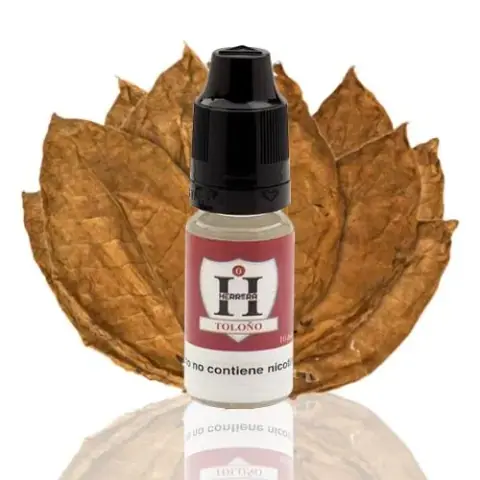 Frasco de e-líquido Toloño de Herrera con tapón negro y etiqueta granate, delante de hojas de tabaco secas sobre fondo blanco.