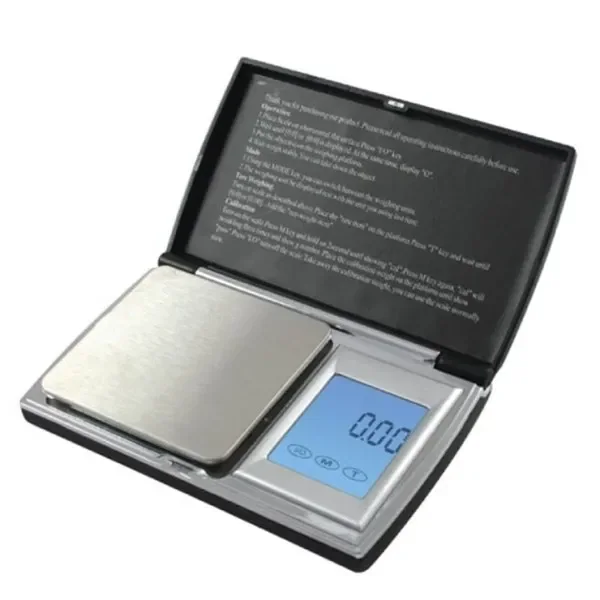 Báscula digital USA Weight California abierta, con plataforma cuadrada, pantalla azul y tapa con instrucciones sobre fondo blanco.