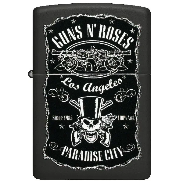 Encendedor Zippo negro cerrado con diseño blanco de Guns N’ Roses: rosas, pistolas, calavera con chistera y texto «Paradise City».