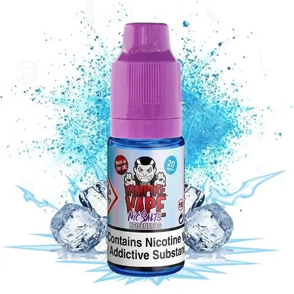 Frasco de Vampire Vape Heisenberg con tapón morado, etiqueta de 20 mg y fondo de salpicaduras azules con cubitos de hielo.