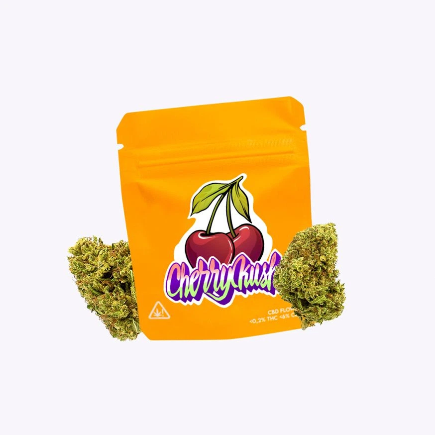 Bolsa naranja de Cherry Kush con ilustración de cerezas y cogollos verdes a ambos lados sobre fondo claro.