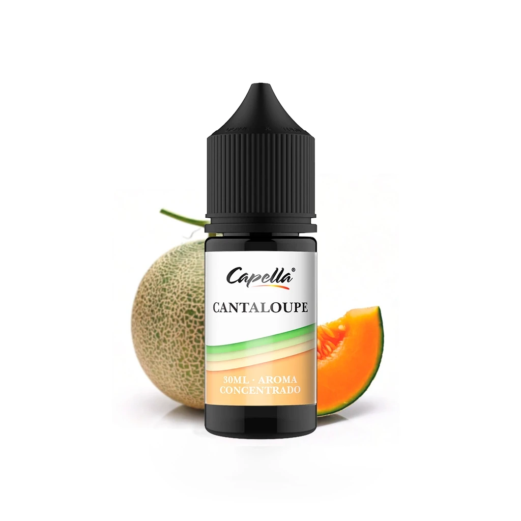 Frasco de aroma Cantaloupe de Capella con tapón negro y etiqueta de 30 ml, delante de un melón y una rodaja de pulpa naranja.