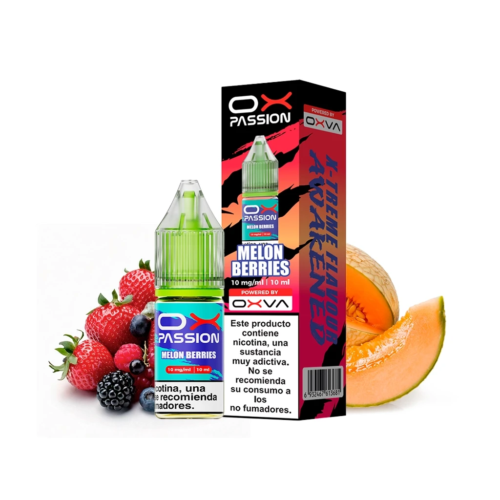 Frasco y caja Ox Passion Melon Berries de 10 ml y 10 mg/ml, con tapón verde, junto a fresas, frutos del bosque y melón cortado.