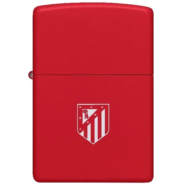 Encendedor Zippo rojo cerrado, con el escudo del Atlético de Madrid en blanco en la parte frontal, sobre fondo blanco.