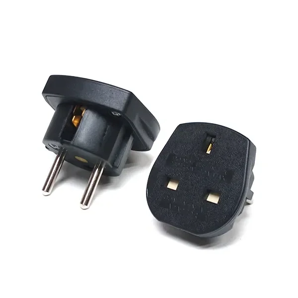 Adaptador negro de clavija inglesa a europea mostrado por ambas caras, con tomas rectangulares y patillas redondas.