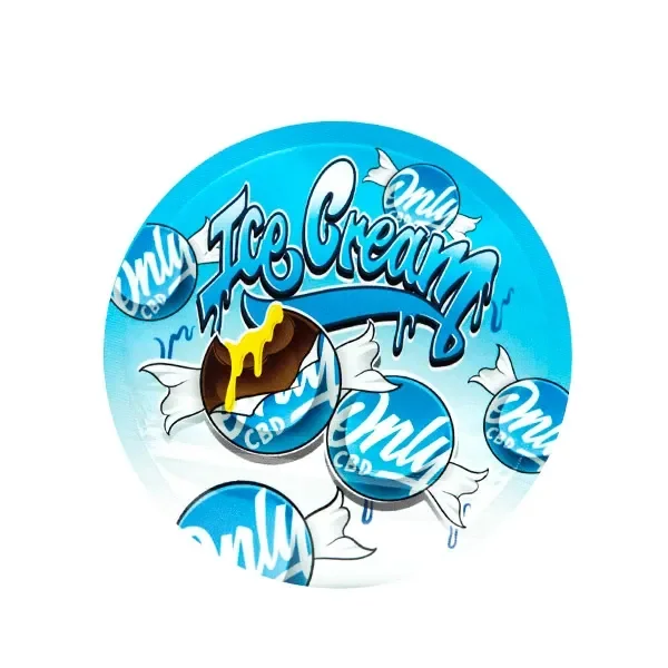 Diseño circular azul turquesa de Only CBD Ice Cream, con letras grandes y dibujos de caramelos envueltos, uno abierto con relleno amarillo.
