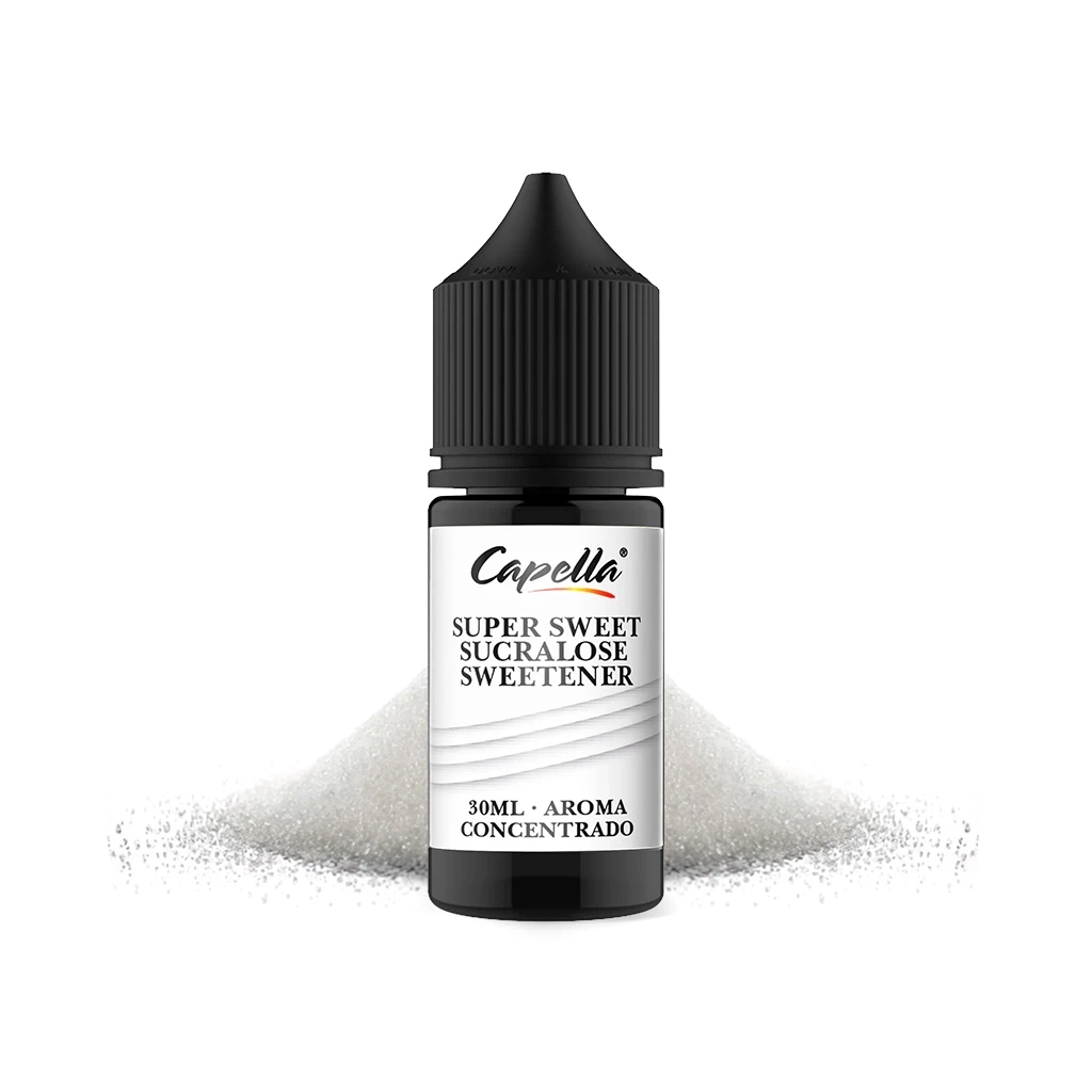 Frasco de Capella Super Sweet Sucralose Sweetener con tapón negro y etiqueta de 30 ml, ante un montículo de gránulos blancos.