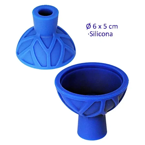 Cazoleta azul de silicona para cachimba en dos vistas, con recipiente amplio, cuello corto y relieves geométricos exteriores. Cazoleta azul de silicona para cachimba en dos vistas, con recipiente amplio, cuello corto y relieves geométricos exteriores.