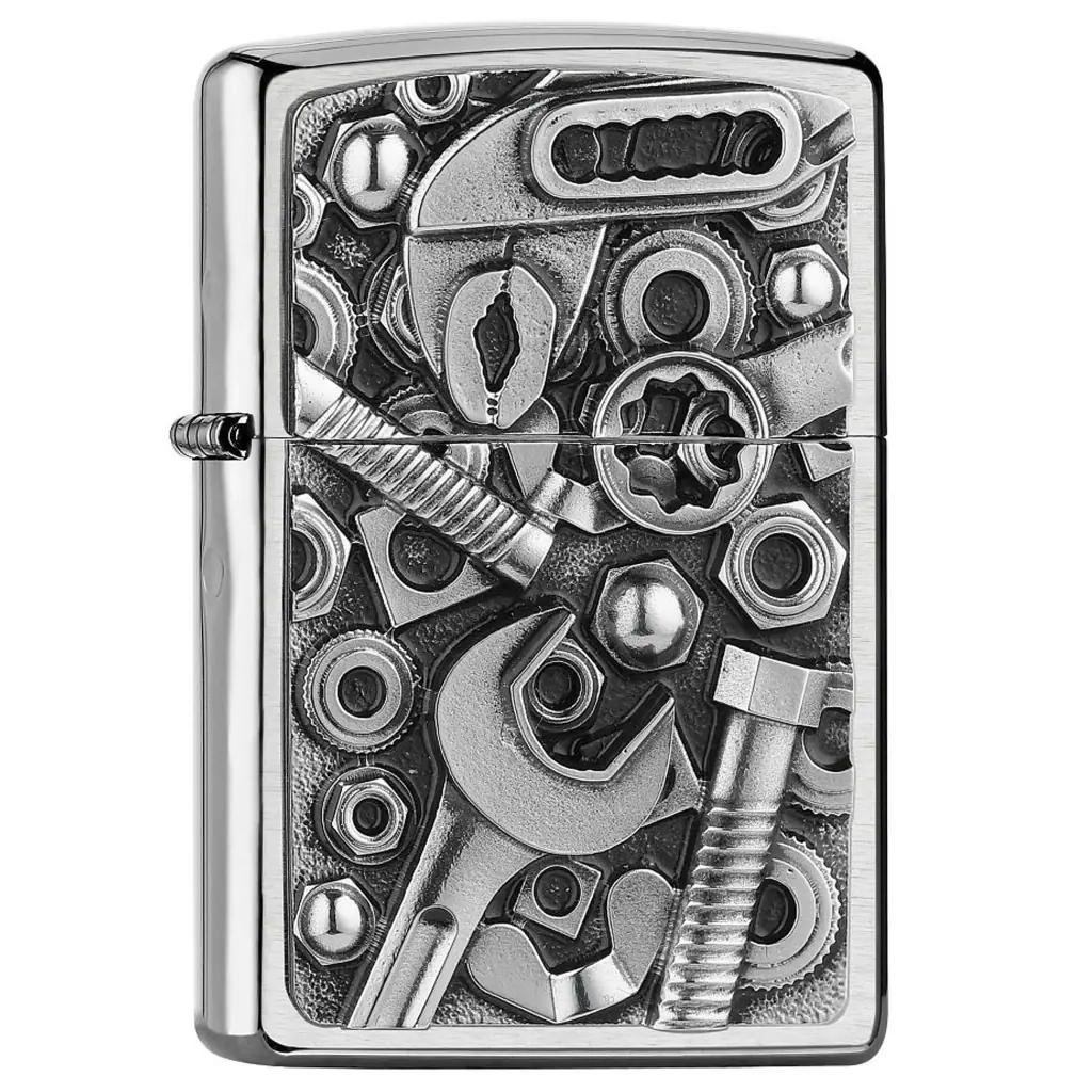 Encendedor Zippo cerrado, de acabado plateado, con relieve de llaves, tornillos, tuercas y otras piezas mecánicas en el frontal.