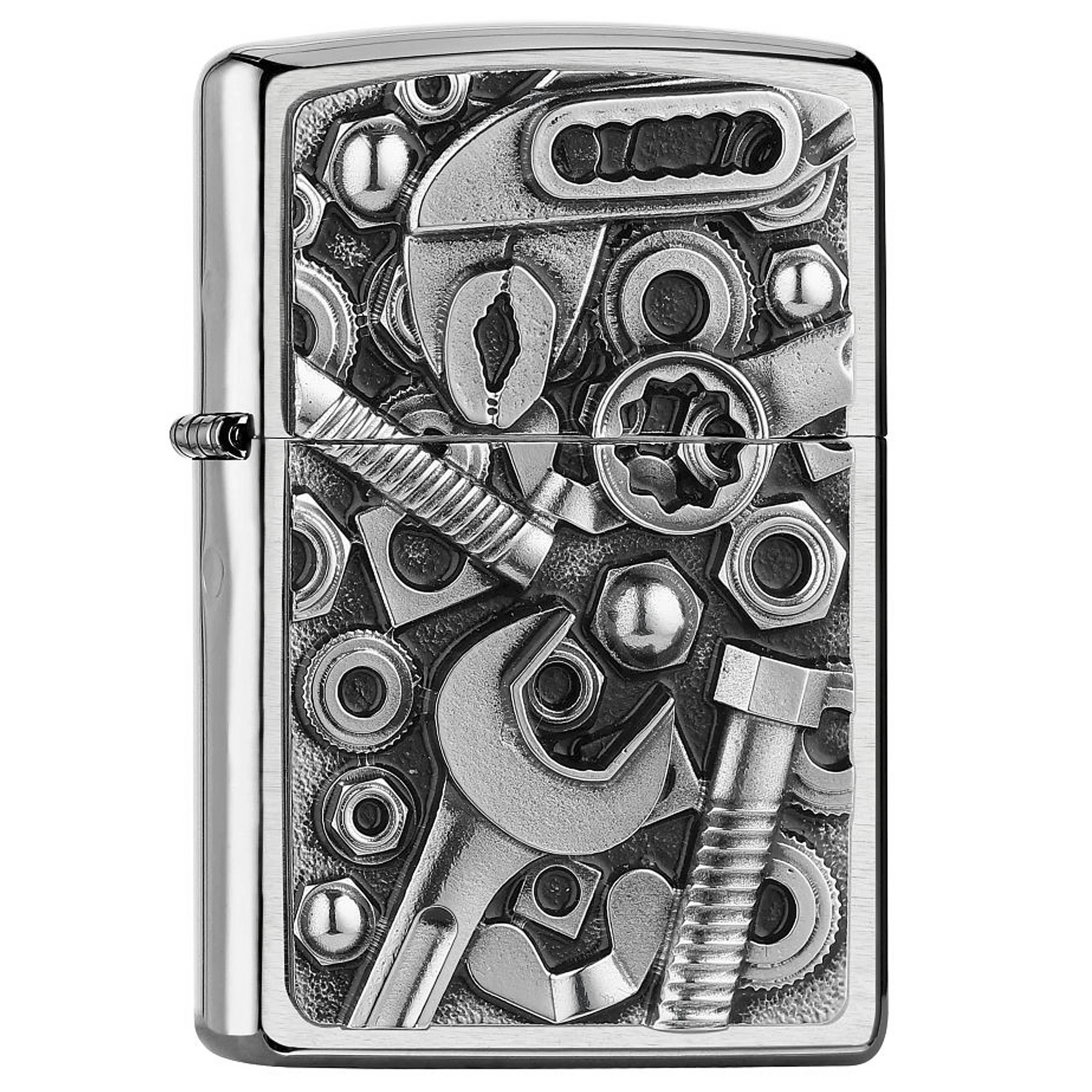 Encendedor Zippo cerrado, de acabado plateado, con relieve de llaves, tornillos, tuercas y otras piezas mecánicas en el frontal.