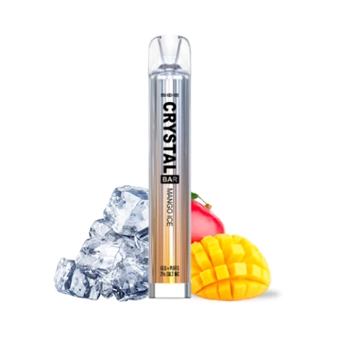 Vapeador SKE Crystal Bar Mango Ice en posición vertical, con boquilla transparente, junto a cubitos de hielo y un mango cortado.