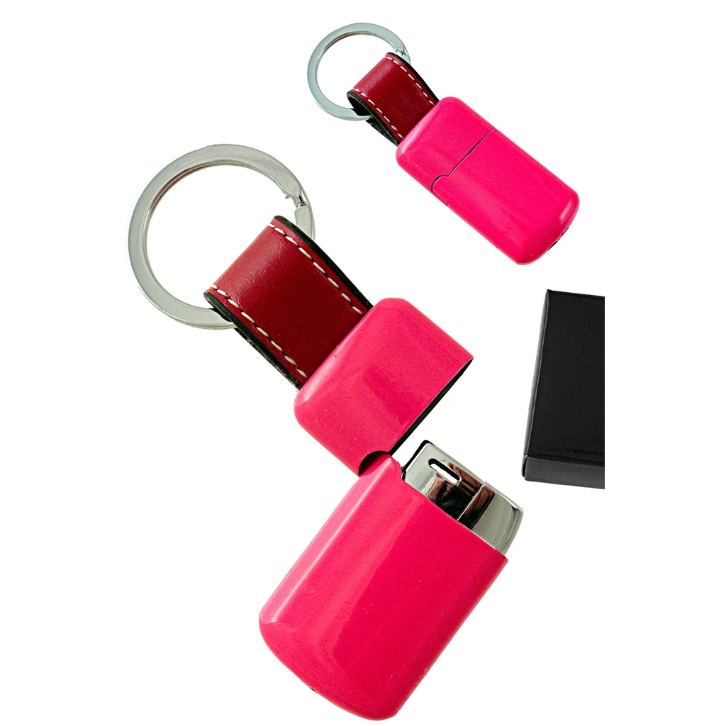 Llavero encendedor fucsia mostrado abierto y cerrado, con anilla metálica y tira roja con costuras blancas. Llavero encendedor fucsia mostrado abierto y cerrado, con anilla metálica y tira roja con costuras blancas.