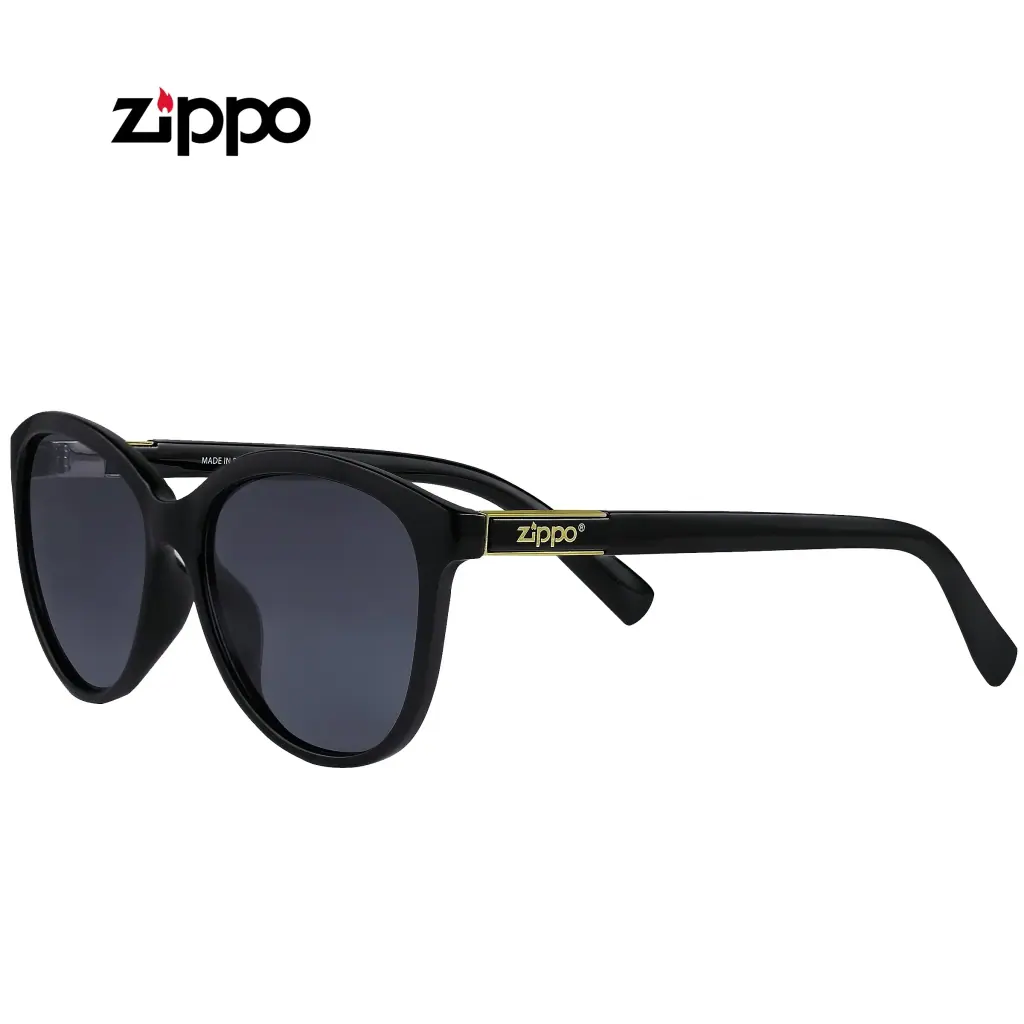 Gafas de sol OB228-1 Zippo en perspectiva, con montura negra, lentes oscuras y detalle dorado con la marca en la patilla.