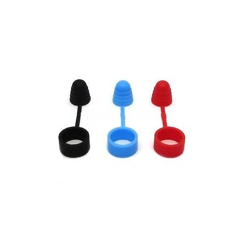 Capuchones para drip tip en negro, azul y rojo, cada uno con tapa estriada unida por una tira a un aro, sobre fondo blanco.