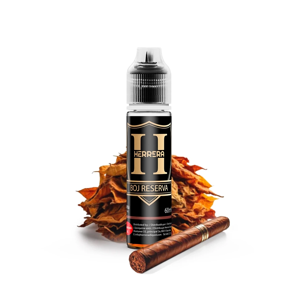 Frasco Herrera Boj Reserva con etiqueta negra y dorada y tapón negro, delante de hojas secas de tabaco y un puro.