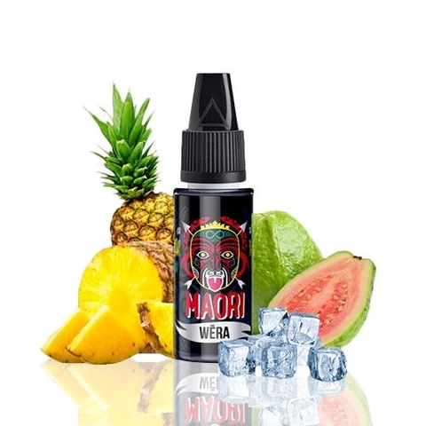 Frasco negro de aroma Maori Wera de Full Moon, rodeado de piña, guayaba partida y cubitos de hielo sobre fondo blanco.