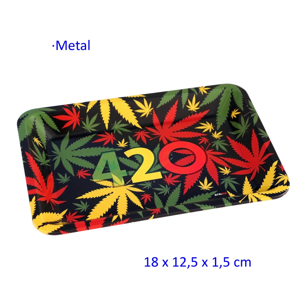 Bandeja para liar rectangular con bordes elevados, fondo negro, hojas verdes, amarillas y rojas y el número 420 en el centro.