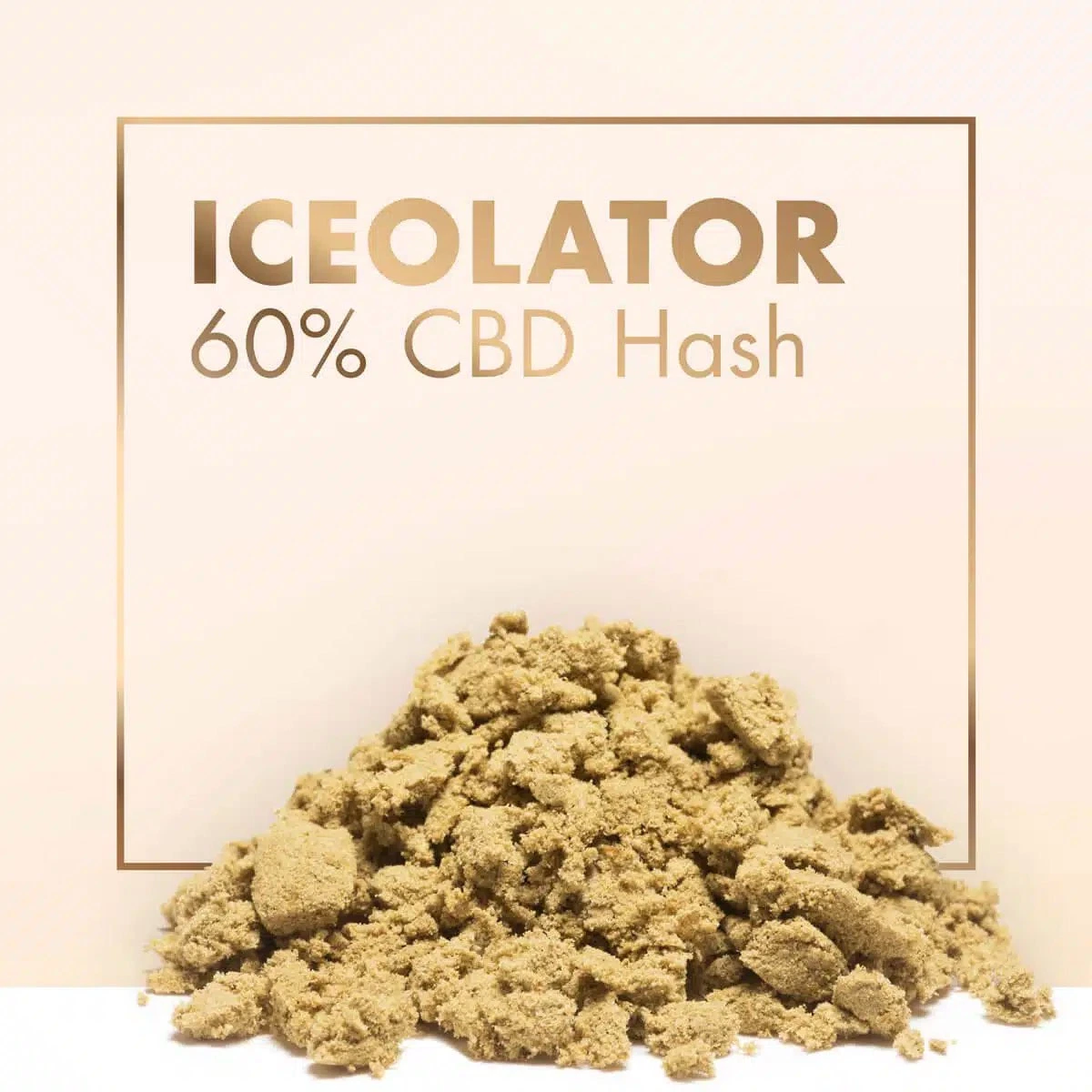 Montículo de resina Iceolator desmenuzada de tono beige, bajo el texto «ICEOLATOR 60% CBD Hash» y un marco dorado.