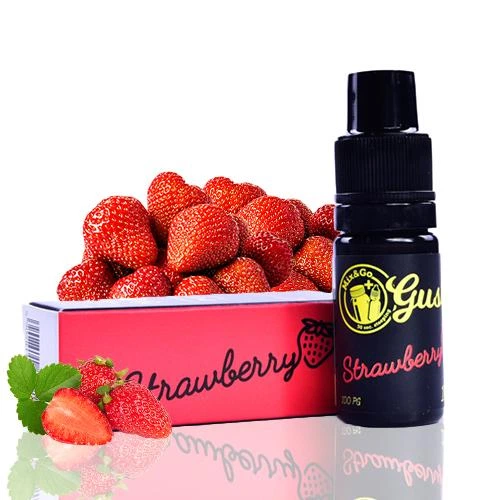 Frasco negro de aroma Gusto Strawberry junto a su caja rosa, con fresas enteras y cortadas sobre fondo blanco.