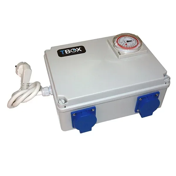 Temporizador TBOX en caja gris con reloj analógico en la tapa, tomas frontales con tapas azules y cable blanco con enchufe.