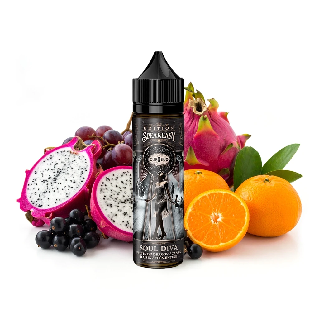 Frasco Curieux Speakeasy Soul Diva con tapón negro y etiqueta ilustrada, rodeado de pitaya cortada, uvas, grosellas negras y cítricos.
