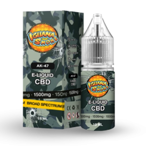 Frasco de e-líquido CBD AK-47 de Iguana Smoke de 10 ml junto a su caja, ambos con diseño de camuflaje sobre fondo negro.
