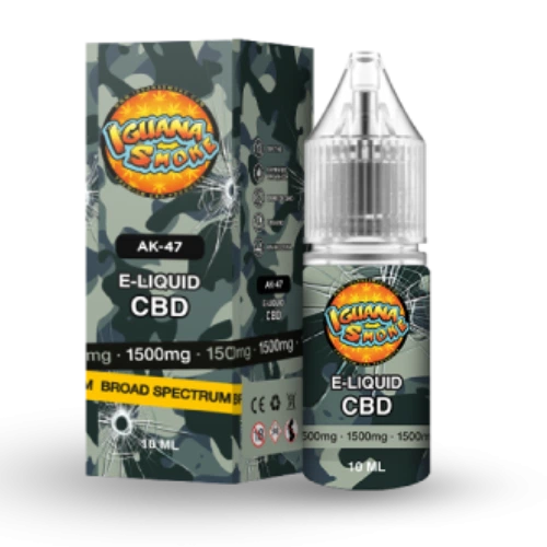 Frasco de e-líquido CBD AK-47 de Iguana Smoke de 10 ml junto a su caja, ambos con diseño de camuflaje sobre fondo negro.