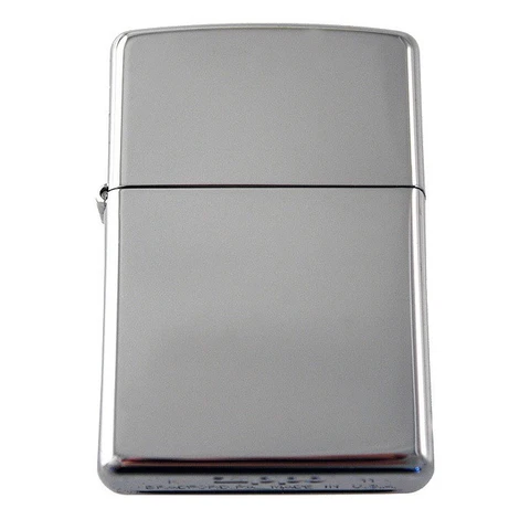 Encendedor Zippo 250 cerrado, de acabado cromado brillante y liso, visto de frente sobre fondo blanco.