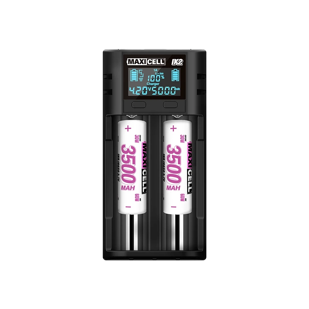 Cargador negro Maxicell con pantalla iluminada y baterías blancas rotuladas 3500 mAh alojadas en sus ranuras.