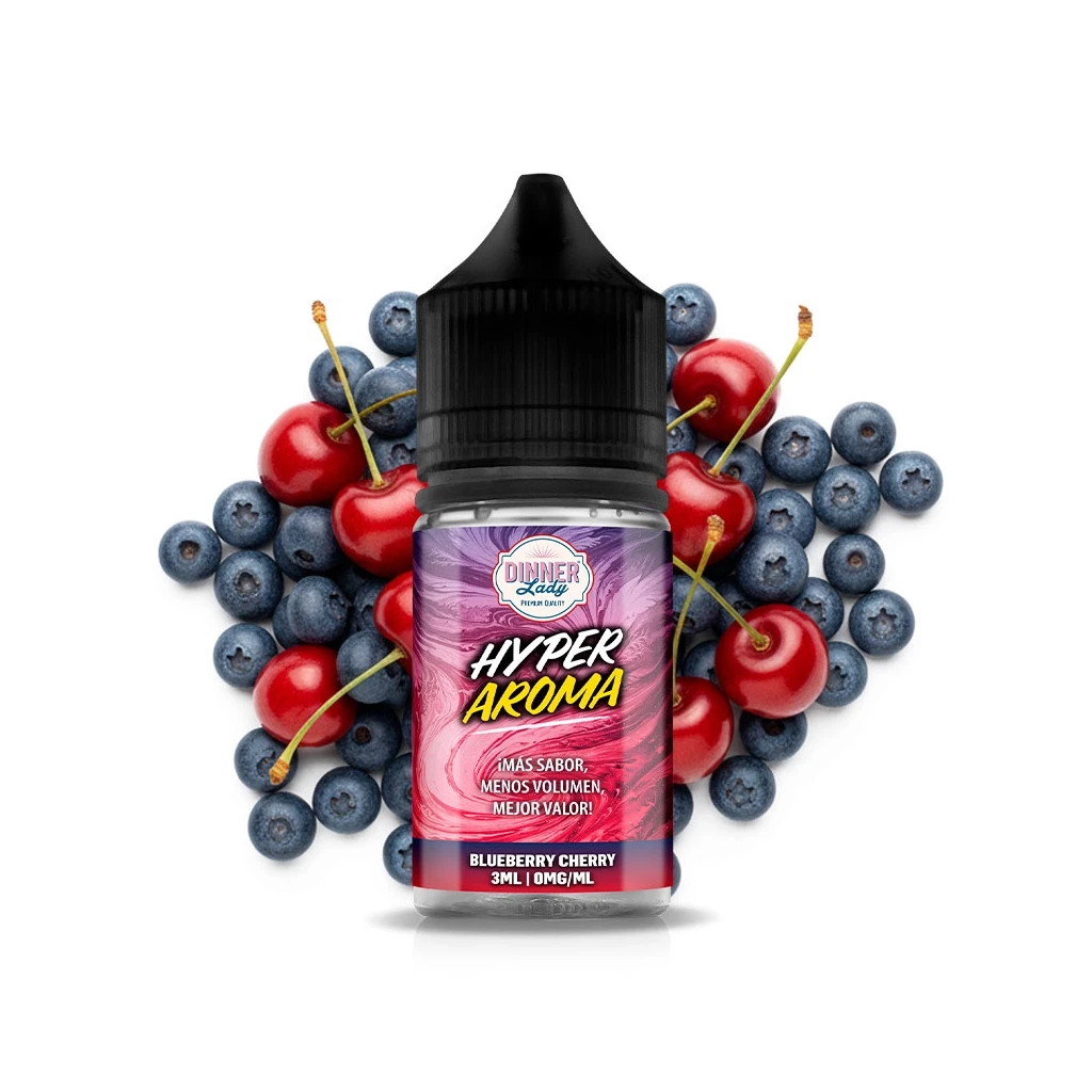 Frasco Dinner Lady Hyper Aroma Blueberry Cherry con tapón negro y etiqueta rosa, rodeado de arándanos y cerezas sobre fondo blanco.