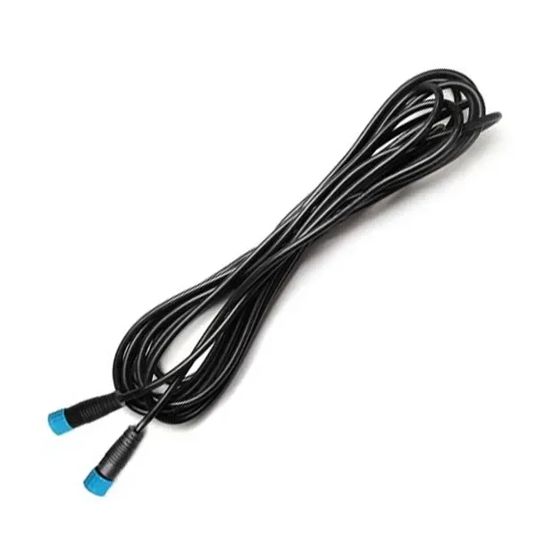 Cable negro Lumatek LED Daisy Chain enrollado, con conectores de extremos azules sobre fondo blanco.