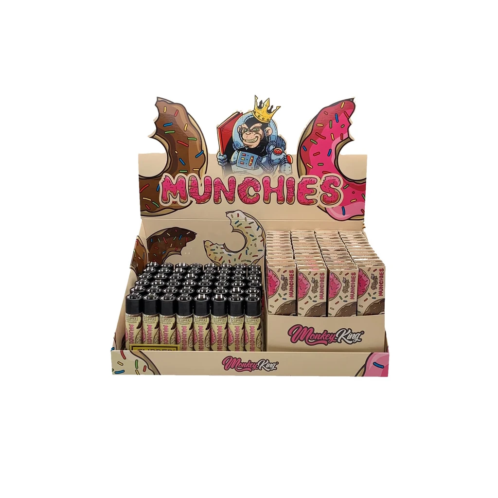 Expositor Munchies de Monkey King con encendedores y librillos de papel, decorado con rosquillas y un mono coronado. Expositor Munchies de Monkey King con encendedores y librillos de papel, decorado con rosquillas y un mono coronado.