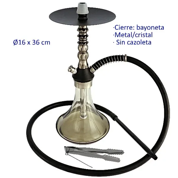 Shisha negra y plateada con base de cristal, bandeja circular y manguera negra con boquilla alargada; unas pinzas reposan delante.