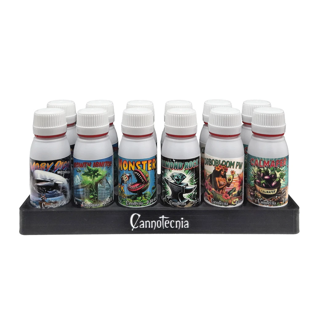 Selección de botes Cannotecnia con tapones blancos y etiquetas de distintos productos, incluido Monster, en un expositor negro.