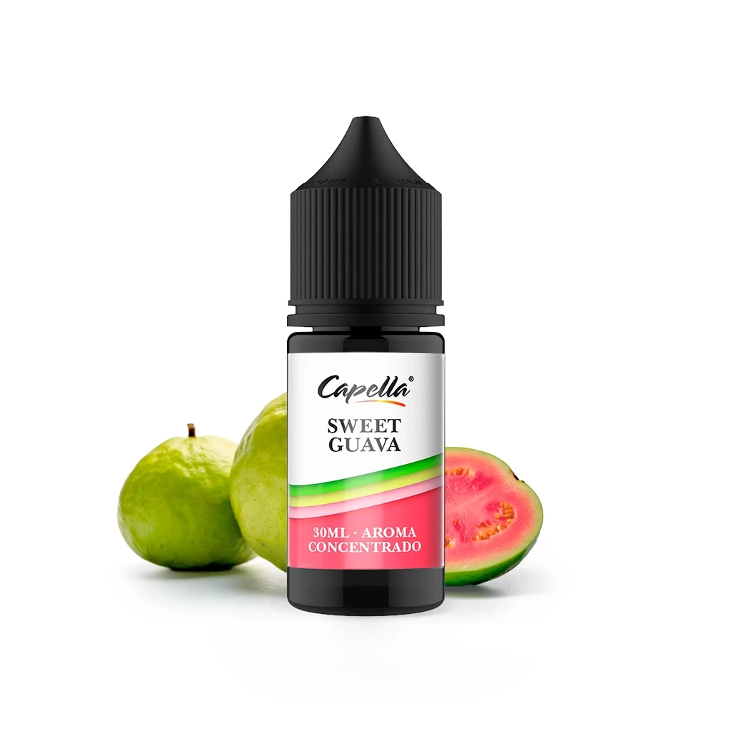 Frasco de Sweet Guava de Capella con tapón negro y etiqueta de aroma concentrado de 30 ml, delante de guayabas enteras y cortadas.