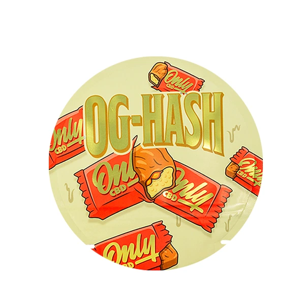 Diseño circular de OG Hash OnlyCBD sobre fondo amarillo claro, con envoltorios rojos ilustrados y el texto «OG-HASH».