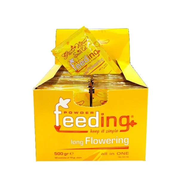 Caja expositora amarilla de Powder Feeding Long Flowering de Green House, abierta y llena de sobres, con uno inclinado en la parte superior. Caja expositora amarilla de Powder Feeding Long Flowering de Green House, abierta y llena de sobres, con uno inclinado en la parte superior.