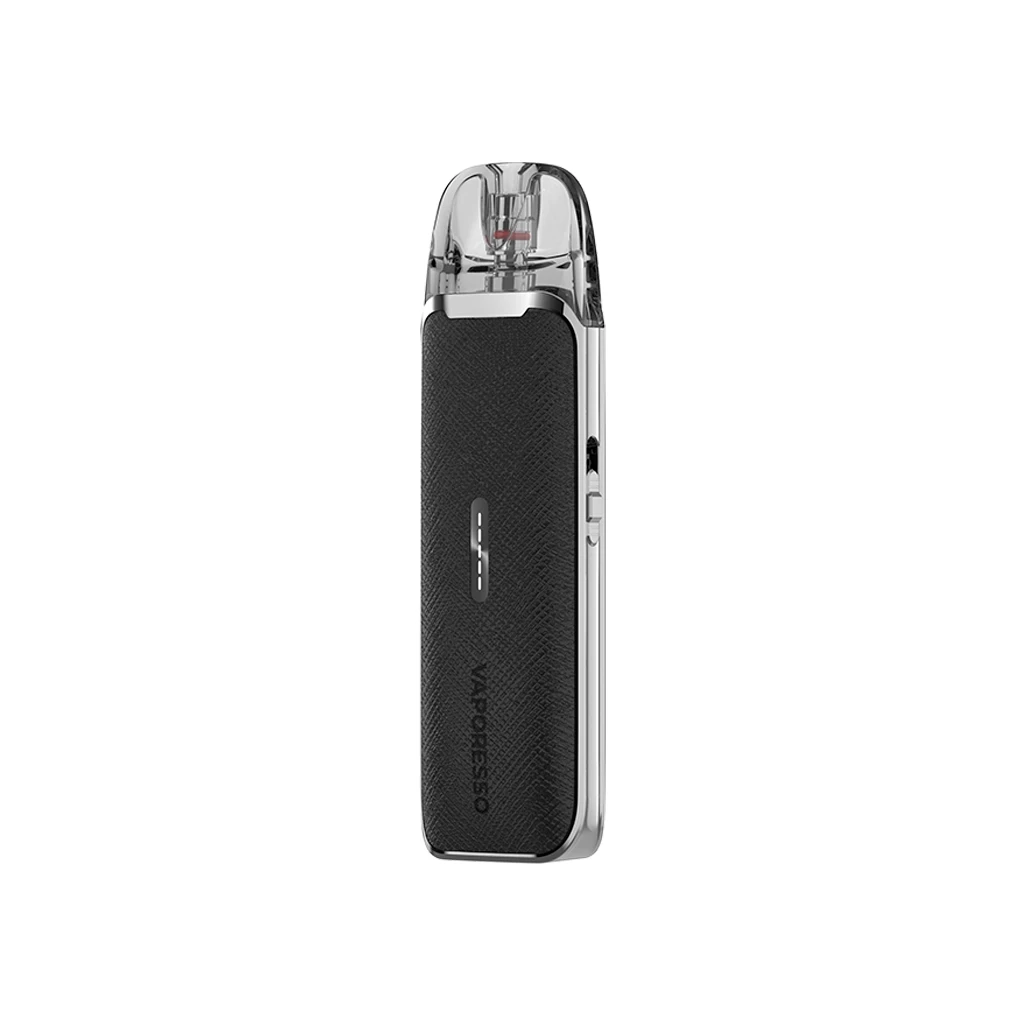 Vaporesso Luxe Q3 con frontal negro texturizado, bordes plateados y depósito transparente, en vista oblicua sobre fondo blanco.