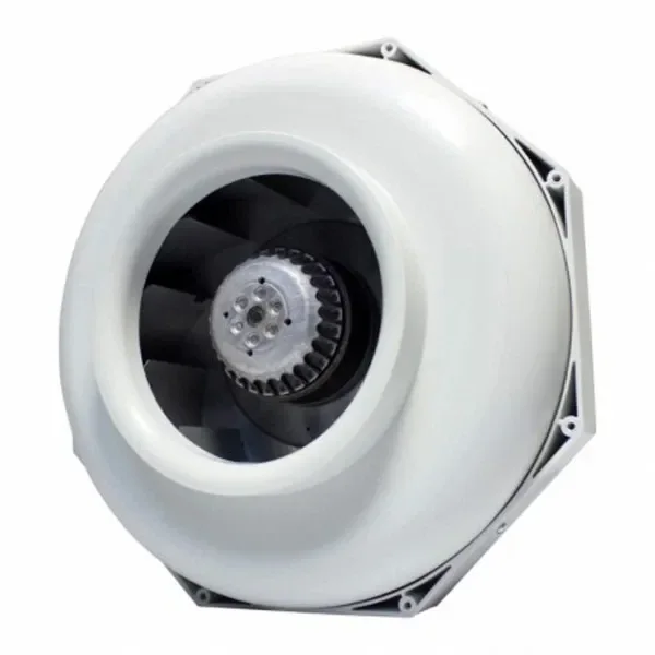 Extractor Can-Fan RK 200 visto en ángulo, con carcasa circular blanca, aspas negras y motor central visibles por la abertura.