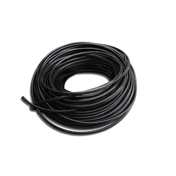 Tubo negro enrollado en una bobina circular, con un extremo suelto que cruza por delante, sobre fondo blanco. Tubo negro enrollado en una bobina circular, con un extremo suelto que cruza por delante, sobre fondo blanco.