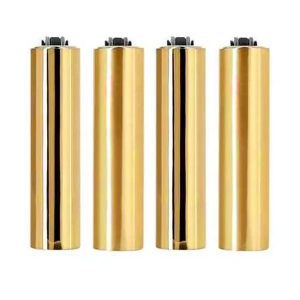 Fundas Clipper Micro Gold doradas y brillantes, dispuestas en vertical con los mecanismos negros de los encendedores visibles arriba.